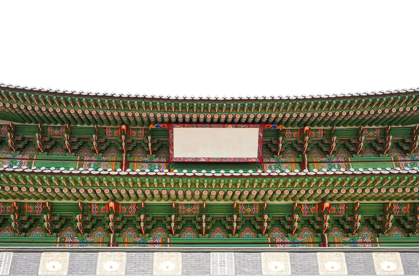 Freigestellte Mauer des Gyeongbokgung-Palasts auf weißem Hintergrund mit leerem Schild in Seoul